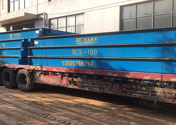一大掛吊車(chē)到現(xiàn)場(chǎng)，等待吊機(jī)現(xiàn)貨